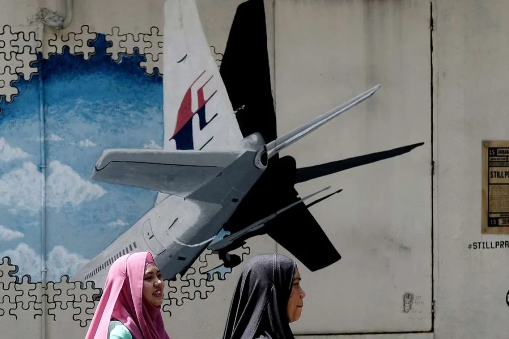 Ảnh chụp bức tranh tường về máy bay mất tích MH370, ở Shah Alam (Malaysia). Ảnh: AFP