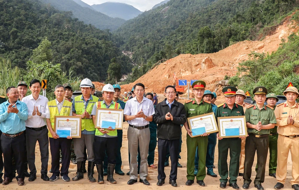 Ông Đinh Văn Thiệu trao bằng khen cho 4 tập thể. Ảnh: VK