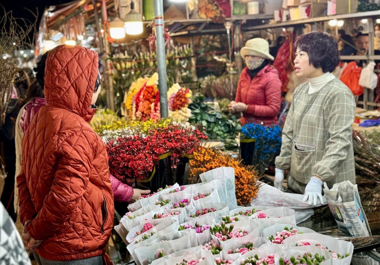 Càng về đêm không khí càng tấp nập, nhộn nhịp.