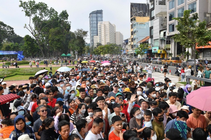 Thành phố Hồ Chí Minh: Hàng nghìn người dân háo hức trải nghiệm tuyến Metro đầu tiên, đánh dấu một cột mốc lịch sử