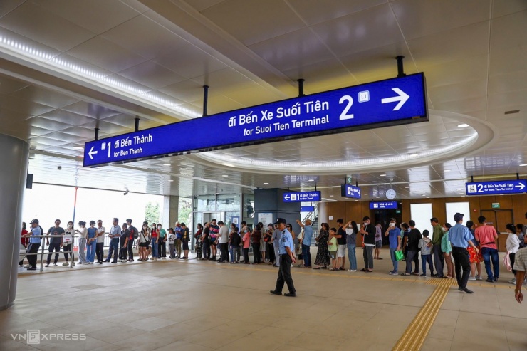 Thành phố Hồ Chí Minh: Hàng nghìn người dân háo hức trải nghiệm tuyến Metro đầu tiên, đánh dấu một cột mốc lịch sử