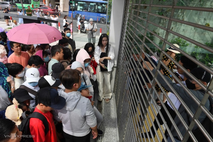 Thành phố Hồ Chí Minh: Hàng nghìn người dân háo hức trải nghiệm tuyến Metro đầu tiên, đánh dấu một cột mốc lịch sử