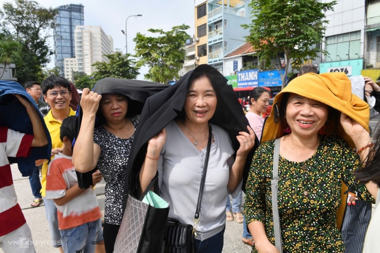 Thành phố Hồ Chí Minh: Hàng nghìn người dân háo hức trải nghiệm tuyến Metro đầu tiên, đánh dấu một cột mốc lịch sử