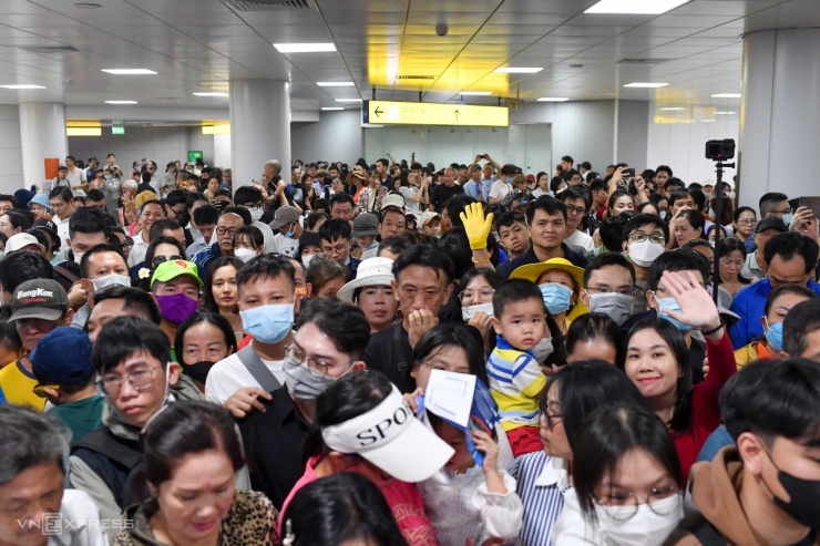 Thành phố Hồ Chí Minh: Hàng nghìn người dân háo hức trải nghiệm tuyến Metro đầu tiên, đánh dấu một cột mốc lịch sử