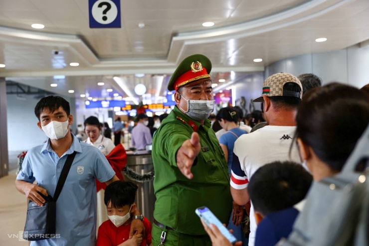 Thành phố Hồ Chí Minh: Hàng nghìn người dân háo hức trải nghiệm tuyến Metro đầu tiên, đánh dấu một cột mốc lịch sử