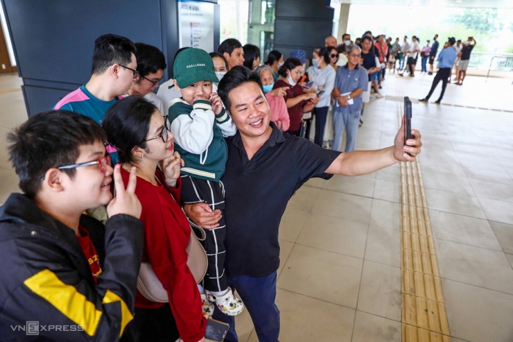 Thành phố Hồ Chí Minh: Hàng nghìn người dân háo hức trải nghiệm tuyến Metro đầu tiên, đánh dấu một cột mốc lịch sử