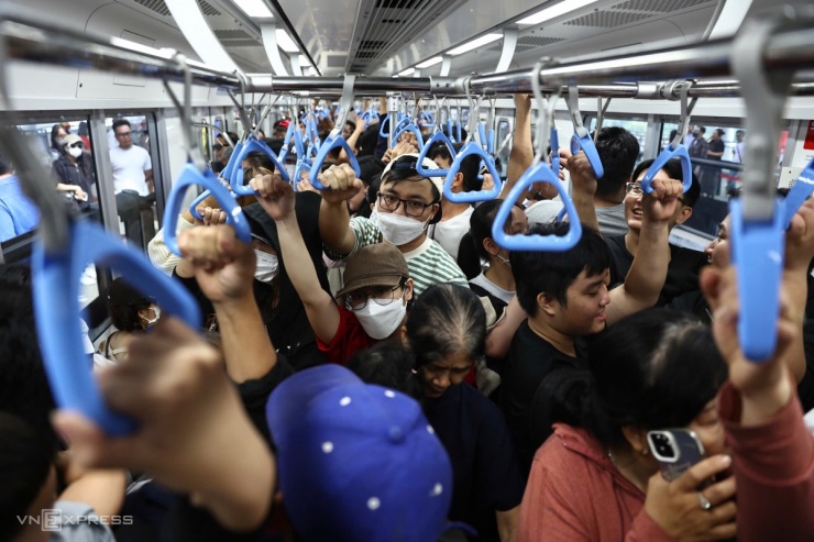 Thành phố Hồ Chí Minh: Hàng nghìn người dân háo hức trải nghiệm tuyến Metro đầu tiên, đánh dấu một cột mốc lịch sử