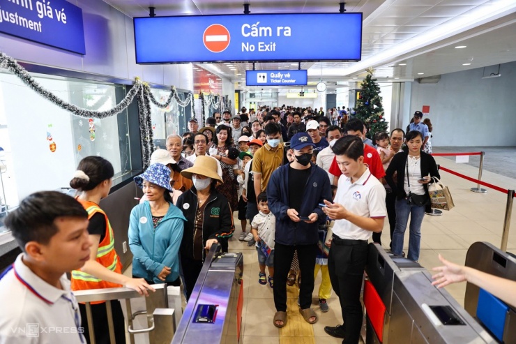 Thành phố Hồ Chí Minh: Hàng nghìn người dân háo hức trải nghiệm tuyến Metro đầu tiên, đánh dấu một cột mốc lịch sử