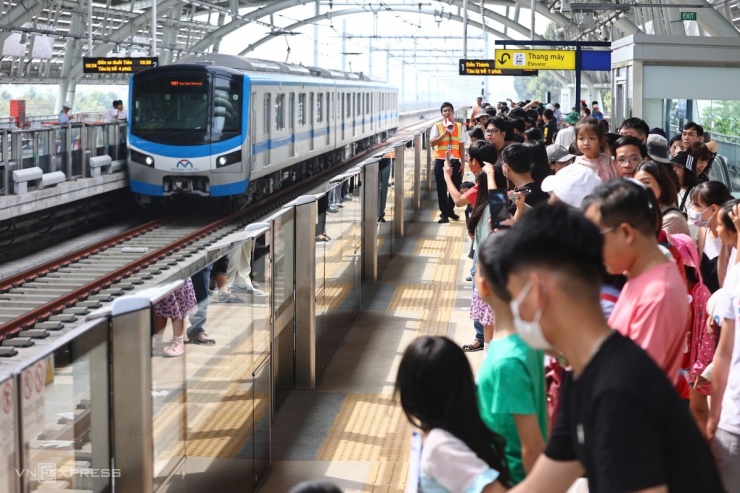 Thành phố Hồ Chí Minh: Hàng nghìn người dân háo hức trải nghiệm tuyến Metro đầu tiên, đánh dấu một cột mốc lịch sử