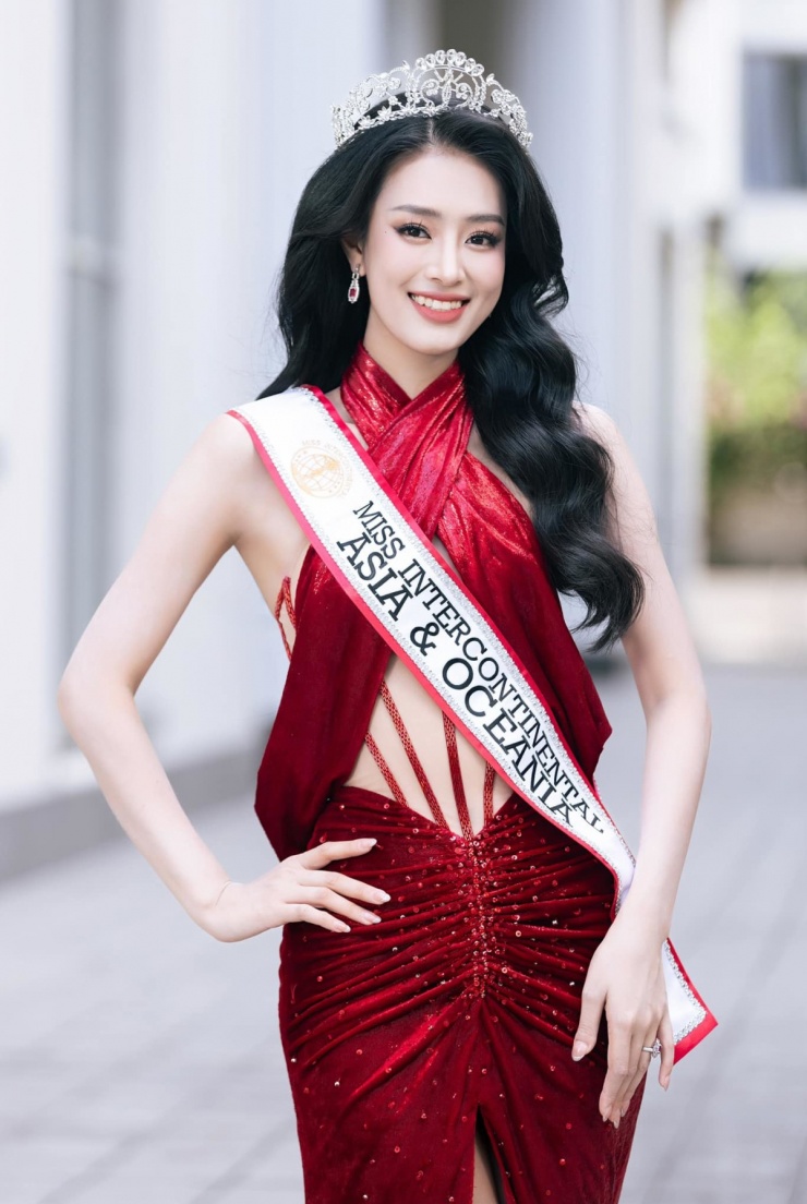 Khoảnh khắc Khánh Linh được gọi tên ở vị trí á hậu 3. Video: Miss Intercontinental