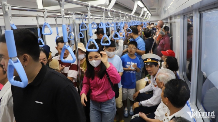 Các chuyến tàu metro số 1 đều chật cứng hành khách trong ngày đầu vận hành. Ảnh: Tuấn Kiệt.