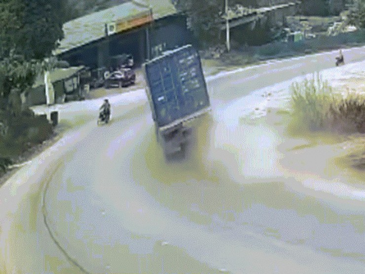 Xe container vào cua tốc độ cao, để văng thùng hàng vào nhà dân