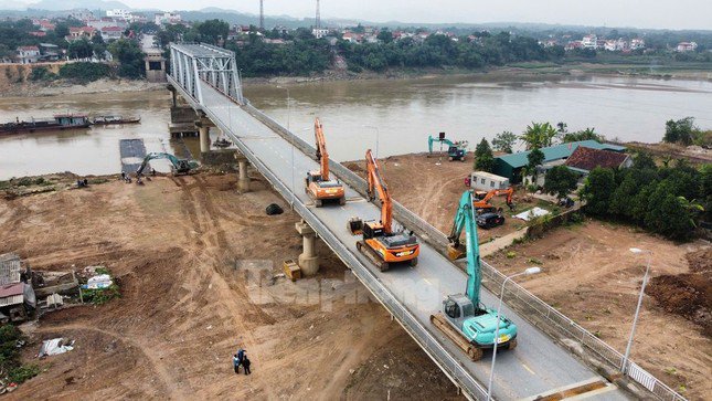 Người dân và phương tiện di chuyển qua cầu phao, cách cầu Phong Châu cũ khoảng 300 m về phía hạ lưu. Ảnh: Lộc Liên.