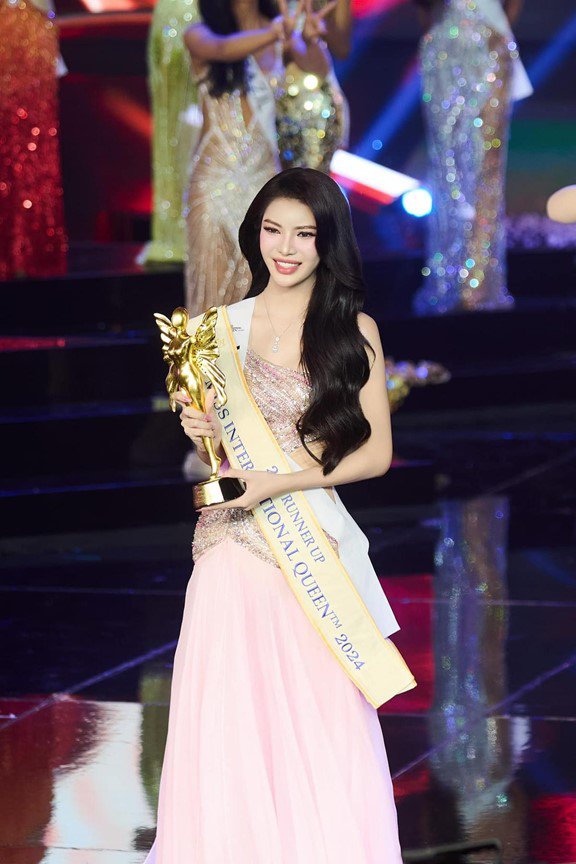 Tường San đoạt thành tích Á hậu 2 tại Miss International Queen 2024. (Ảnh FBNV)