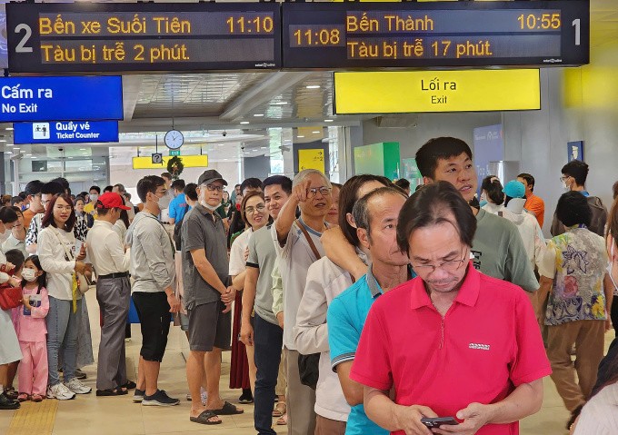 Đổ xô trải nghiệm metro, ga Bến Thành chen chúc, nhiều người ngất xỉu