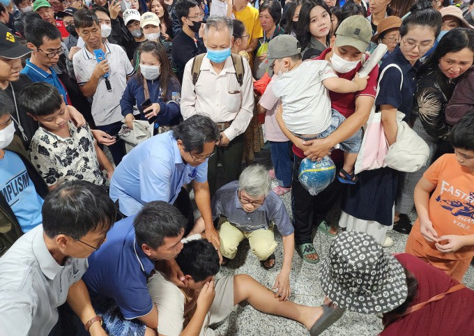 Đổ xô trải nghiệm metro, ga Bến Thành chen chúc, nhiều người ngất xỉu