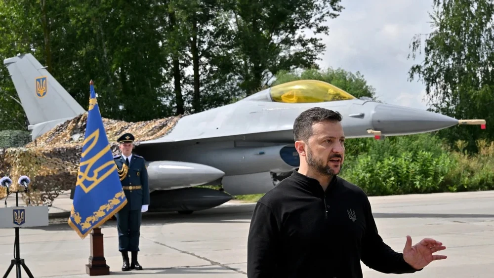 Tổng thống Ukraine Volodymyr Zelensky bên cạnh một tiêm kích F-16. Ảnh: AFP