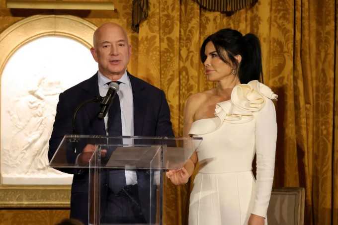 Jeff Bezos và Lauren Sanchez trong một sự kiện hồi tháng 10/2023. Ảnh: IWMF