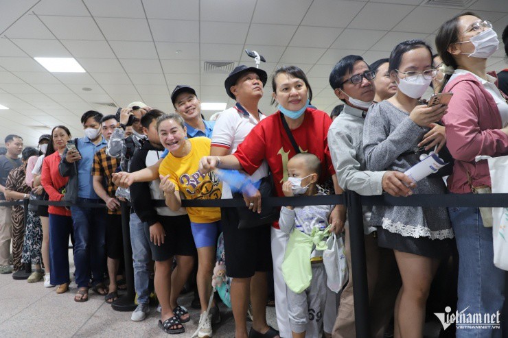 Hành khách đổ về ga ngầm Bến Thành để đi tàu metro số 1 quá đông khiến nơi đây quá tải. Ảnh: Tuấn Kiệt.