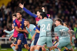 Barca dâng quà cho Atletico, Real "ngư ông đắc lợi" đua vô địch La Liga