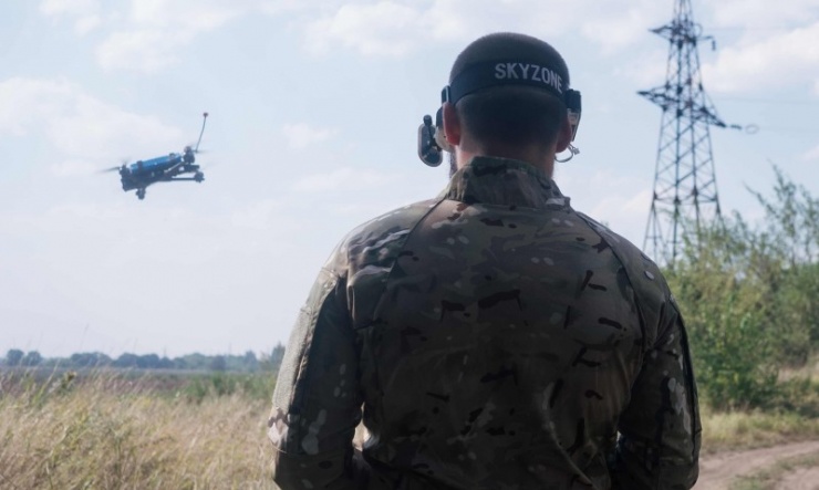 Lính Ukraine sử dụng UAV loại FPV trên chiến trường. Ảnh: Guardian