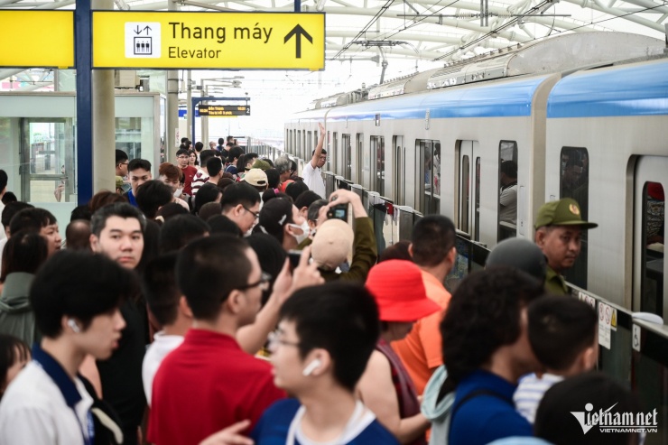 Tàu metro chật cứng nên không thể tiếp nhận khách ở các nhà ga khác. Việc này khiến nhiều người dân bị lỡ chuyến, mất thời gian chờ đợi trải nghiệm metro số 1. Ảnh: Nguyễn Huế.