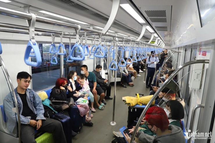 Khách đi tàu metro số 1 trong ngày thứ 2 đã giảm nhiệt, không còn cảnh chật cứng như ngày đầu vận hành. Ảnh: Tuấn Kiệt.