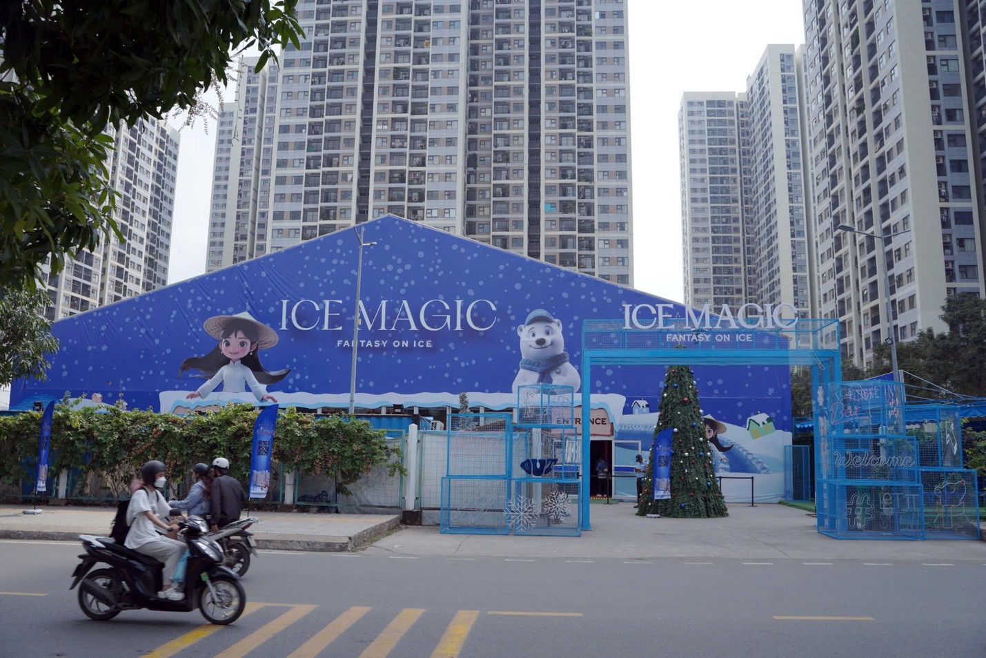 Ice Magic - Fantasy on Ice: Trải nghiệm sân chơi băng tuyết độc đáo giữa lòng thành phố - 1