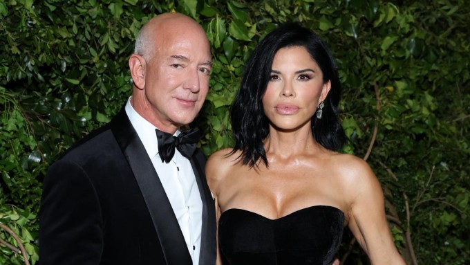 Jeff Bezos và Lauren Sanchez dính như hình với bóng kể từ khi công khai yêu đương năm 2019 đến nay. Ảnh: NY Post