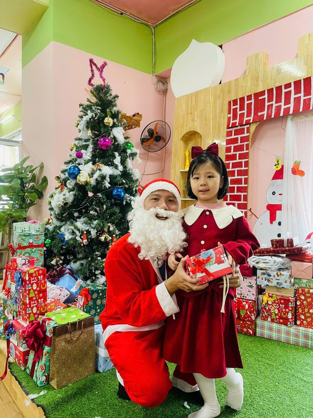 Đóng giả ông già Noel để tặng quà là một công việc "ăn nên làm ra" dịp Noel. Ảnh: Quỳnh Mai.