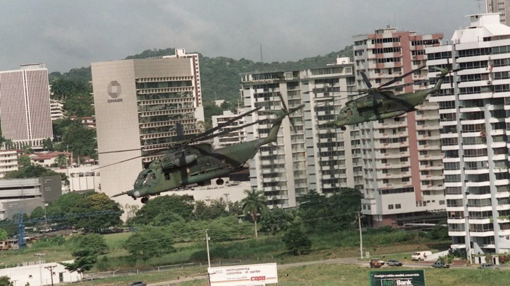 Mỹ huy động trực thăng tấn công Apache trong chiến dịch quân sự ở Panama. Ảnh: AFP.