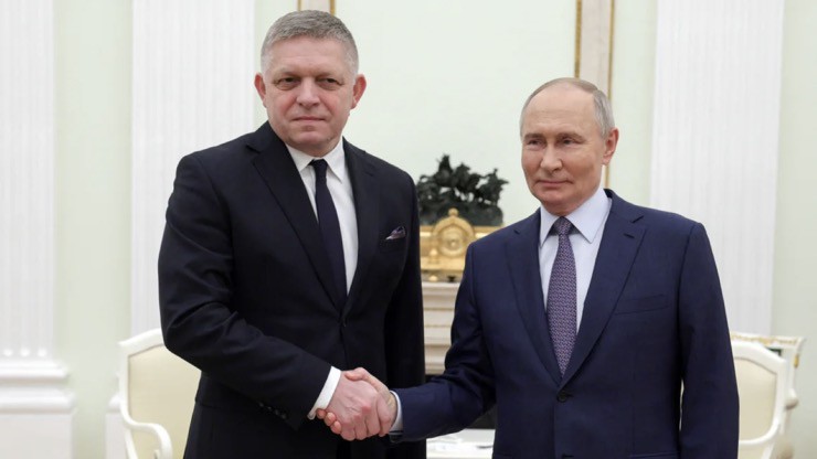 Tổng thống Nga Vladimir Putin (phải) bắt tay Thủ tướng Slovakia Robert Fico trong cuộc gặp ngày 22/12 ở Moscow. Ảnh: Reuters.