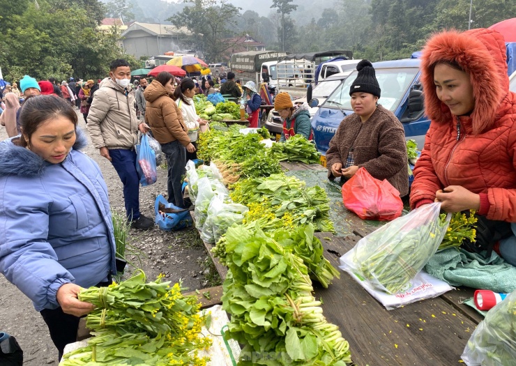 Tại chợ bày bán các sản vật do chính người dân bản địa làm ra từ bó rau, củ quả đến đồ dùng, thủ công. Trong đó nhiều nhất là gian hàng bán rau cải mèo được người dân trồng trên những ngọn núi cao.