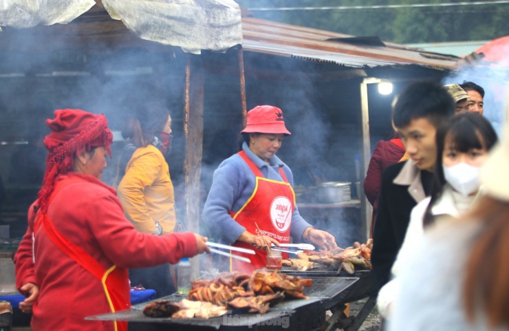 Đông vui nhộn nhịp nhất là những quầy hàng bán thịt nướng.