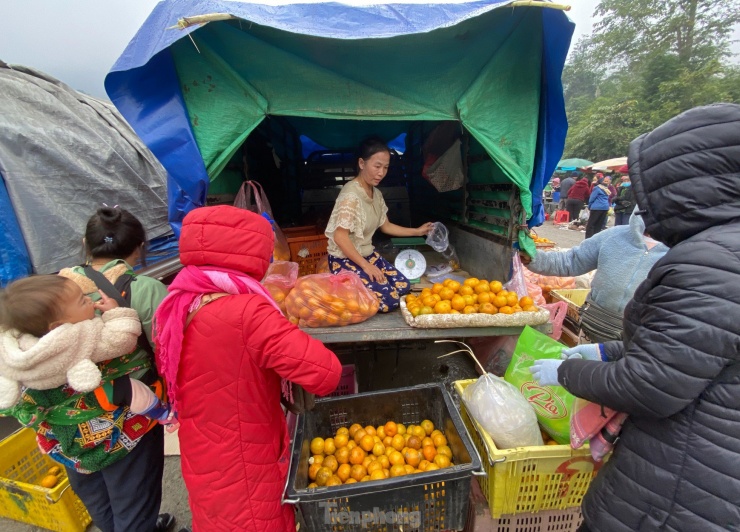 Những nông sản, hoa quả người dân tự trồng ra được.