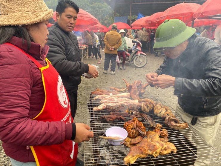 Đến với chợ, du khách có thể thưởng thức những món ăn nóng hổi ngay tại bếp.