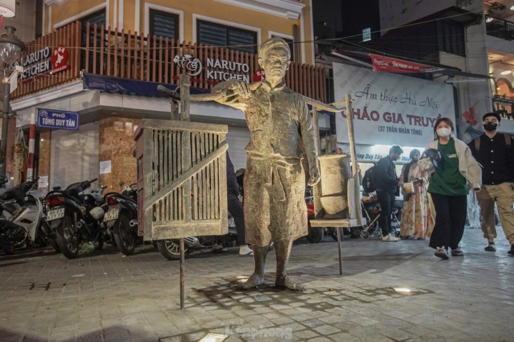 Phố Tống Duy Tân - ngõ Cấm Chỉ (nay gọi là ngõ Hàng Bông) là một trong những khu phố hình thành rất sớm, từ năm 1873. Thời xưa, với vị trí gần trường thi, phố Tống Duy Tân - ngõ Cấm Chỉ trở thành nơi bán đồ ăn cho các sĩ tử khi tham gia các cuộc thi tại kinh thành Thăng Long.