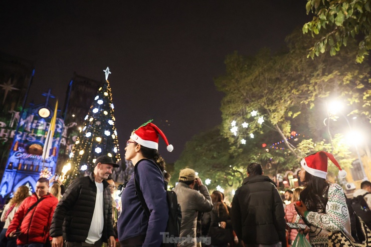 Tối 24/12, hàng chục nghìn người dân Hà Nội đổ về các tuyến đường quanh khu vực Nhà thờ lớn (phố Nhà Chung), phố đi bộ Hoàn Kiếm... để vui chơi, chờ đón thời khắc thiêng liêng của mùa Giáng sinh 2024.