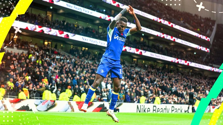 Nicolas Jackson ăn mừng với cú hat-trick vào lưới Tottenham