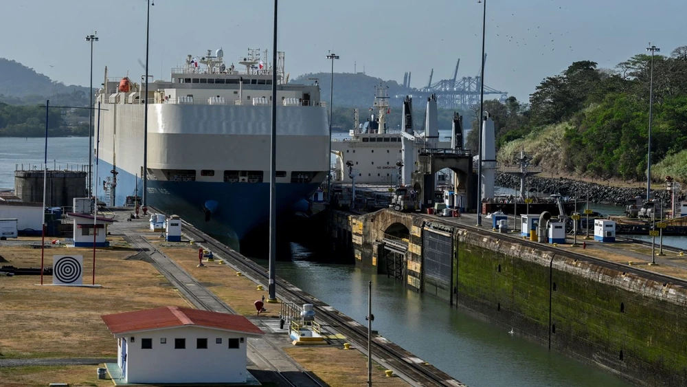 Một con tàu vận tải đang được dẫn đi qua các âu thuyền Miraflores để tiến vào Kênh đào Panama. Ảnh: AFP