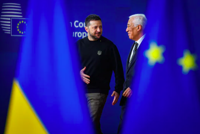 Tổng thống Ukraine Volodymyr Zelensky và Chủ tịch Hội đồng châu Âu António Costa đến hội nghị thượng đỉnh của Liên minh châu Âu ở Brussels, ngày 19/12. (Ảnh: EPA-EFE)