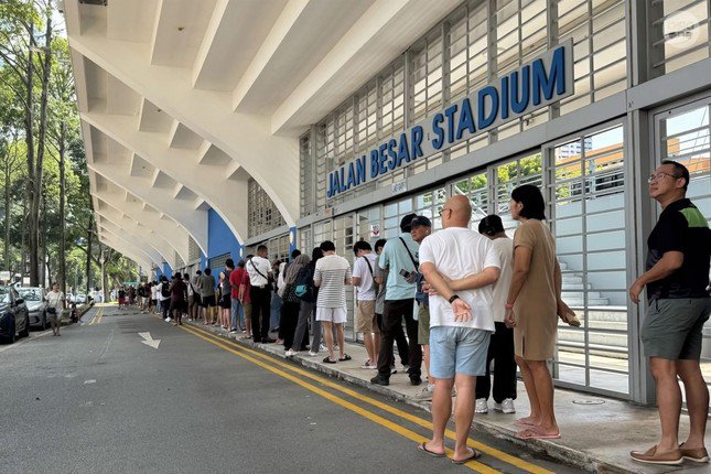 Đoàn người xếp hàng chờ mua vé trận bán kết tại Jalan Besar