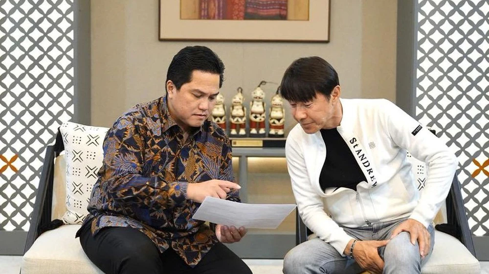 Chủ tịch PSSI Erick Thohir và HLV Shin Tae-yong bị người hâm mộ Indonesia chỉ trích khi đội tuyển sớm dừng cuộc chơi AFF Cup 2024. Ảnh: AP