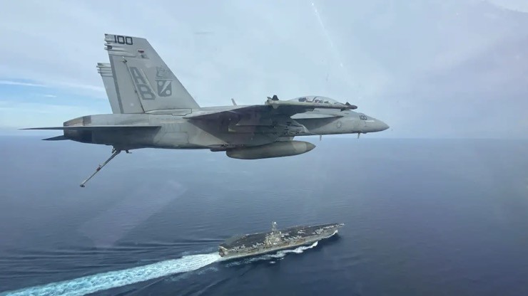 Tiêm kích F/A-18F bay gần tàu sân bay USS Harry S. Truman. Ảnh: Insider.