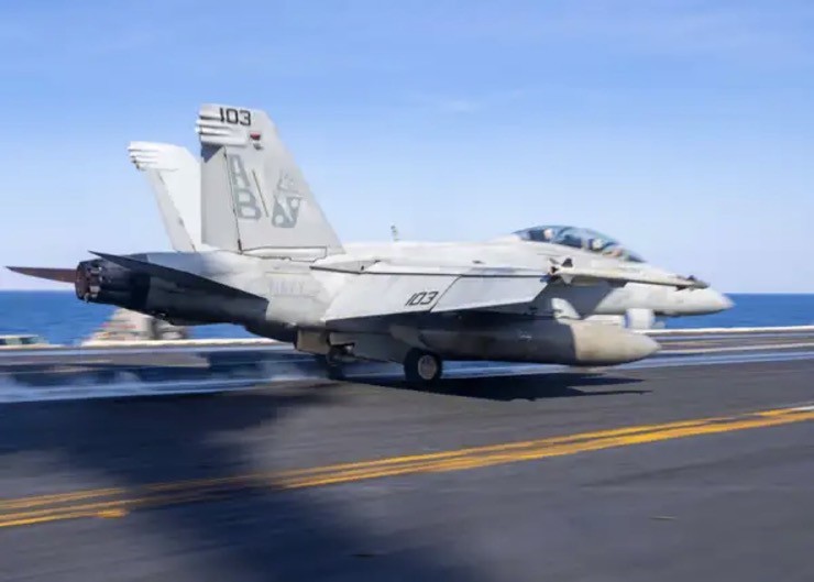 Tiêm kích F/A-18F cất cánh từ tàu sân bay USS Harry S. Truman trong nhiệm vụ chiến đấu vào tháng 12. Ảnh: Insider.