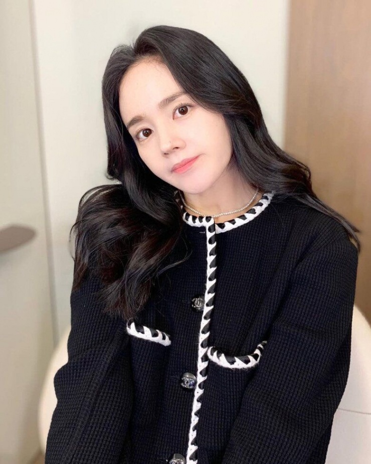 Han Ga In cũng khẳng định rằng:"Vẻ đẹp thực sự không đến từ các sản phẩm chăm sóc bên ngoài, mà phải bắt đầu từ bên trong. Một cơ thể khỏe mạnh sẽ tự nhiên tỏa sáng qua làn da."