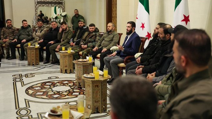 Chính quyền mới ở Syria tuyên bố rằng thủ lĩnh Ahmed Al-Sharaa đã đạt được thỏa thuận với các phe phái vũ trang về việc giải tán và sáp nhập họ vào Bộ Quốc phòng. Ảnh: Clash Report