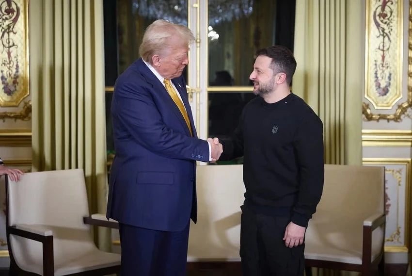 Tổng thống đắc cử Mỹ Donald Trump (trái) bắt tay Tổng thống Ukraine - ông Volodymyr Zelensky trong cuộc gặp tại Paris (Pháp) ngày 7-12. Ảnh: EPA