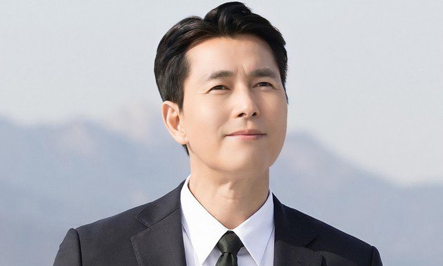 Jung Woo Sung sụp đổ hình tượng quý ông lịch lãm, độc thân gây dựng 30 năm qua khi bị bóc tin có con ở tuổi 51, bị cáo buộc "bắt cá hai tay".