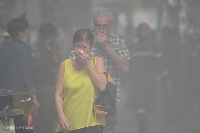 Cháy lớn quán bar sau chợ Bến Thành, 4 thợ sửa chữa may mắn thoát chết